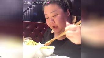 海底捞擦桌子视频